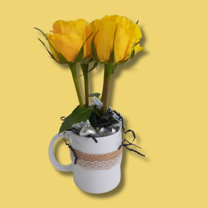 Taza con 4 rosas y chocolates